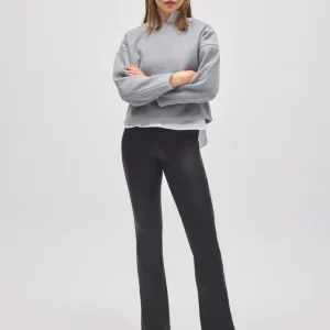 Pantaloni neri elasticizzati effetto pelle a zampa d'elefante